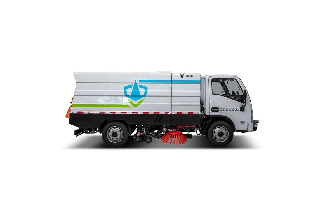 7 Ton Sanitation Vehicle Road Sweeper Truck with 2.2 m³ Water Tank 2.6 m Sweeping Width and 300 km Endurance Mileage